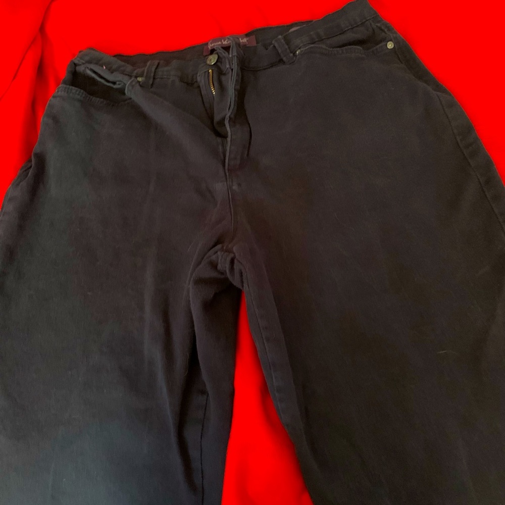 Womens black Gloria Vanderbilt jeans. soft and comfortable.
